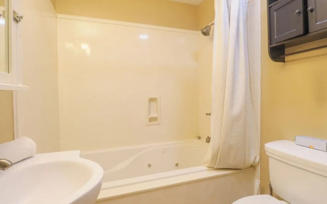 Delightful 2-bedroom, 1-bath Home Near Biloxi's Scenic Back Bay