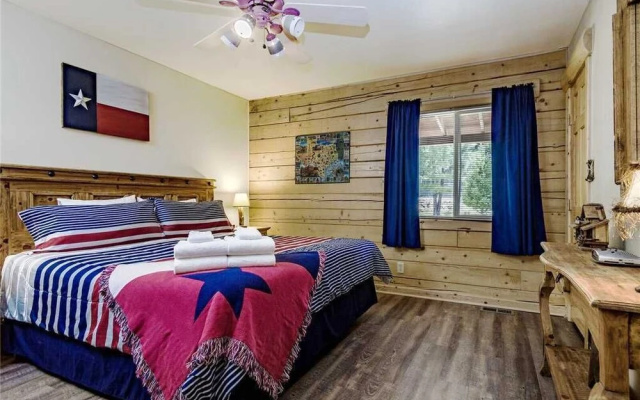 Log Heaven - Three Bedroom Cabin with Hot Tub