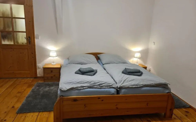 Retreat With Garden & Family Amenities