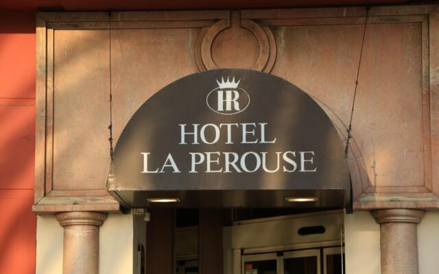 Hotel La Pérouse Nice Baie des Anges вид на фасад