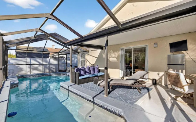 Lakefront 4-bedroom Home With Pool
