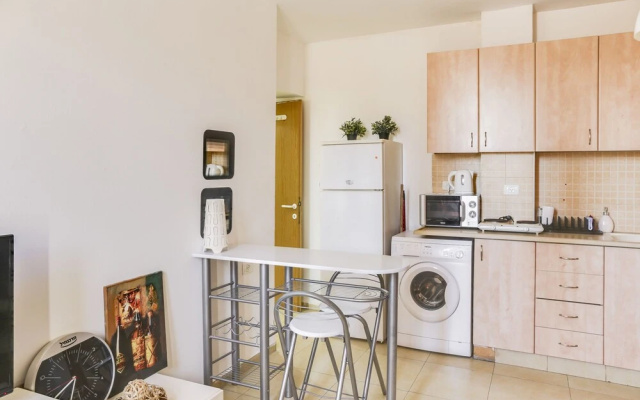 Central Apartment by Rothschild & Market