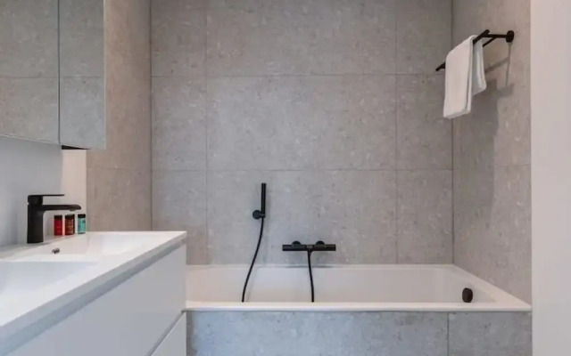 Renovated Apartment With sea View and Parking