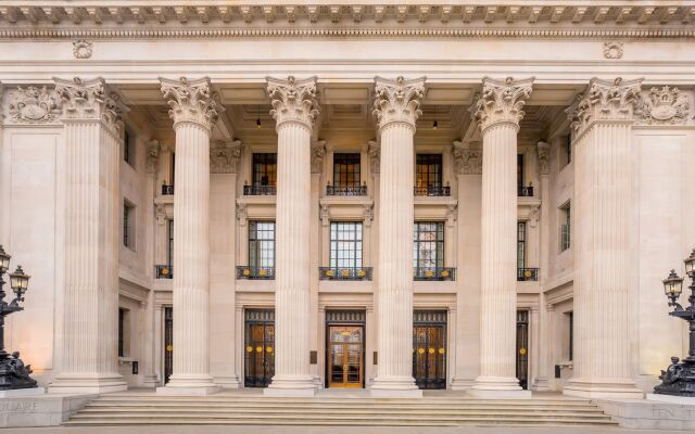 Four Seasons Hotel London at Ten Trinity Square вид на фасад