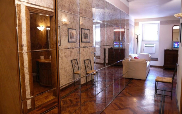 Rondanini in Rome with 1 bedrooms and 1 bathrooms