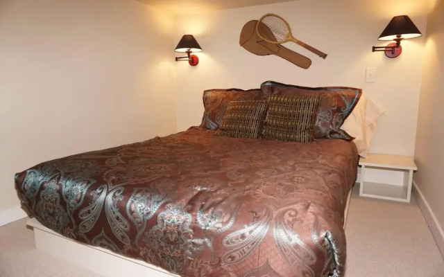 Large Wood Run 6 Bedroom Ski-in / Ski-out Access Home by RedAwning