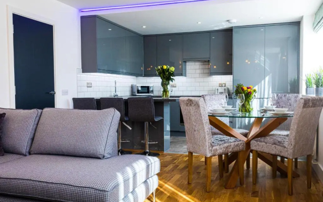 Broadstairs Apartments with luxurious 4-person communal hot tub - sleeps up to 20 people