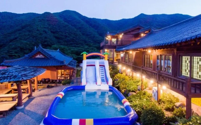 Anjeong Palace Tourist Hanok Pension