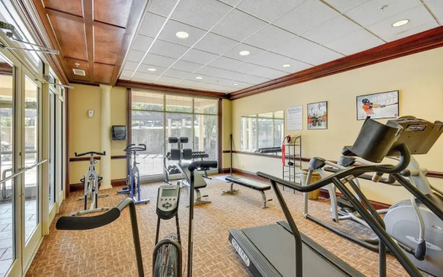 Auburn Retreat w/ Balcony - Walk to Campus!