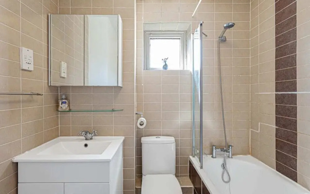Beautiful 3 Bed House W Patio 10 Mins to Excel