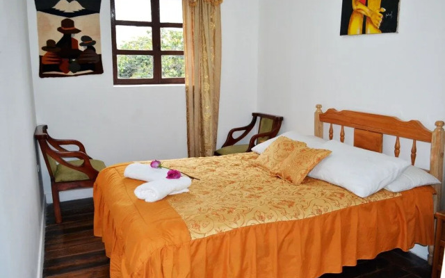 Colonial House Inn - Hostel
