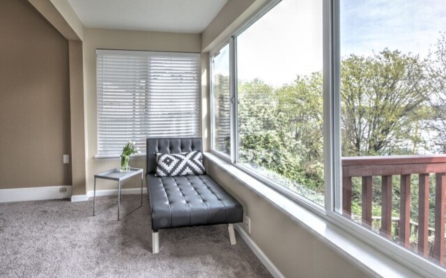 Renovated 2BR Lake View Condo