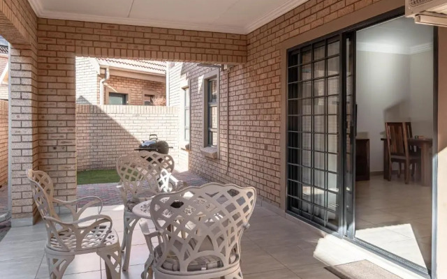 Camelot Guest House & Apartments
