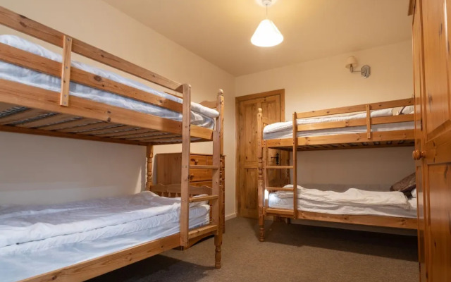 The Holmes Barn - Sleeps 16 - Pet Friendly