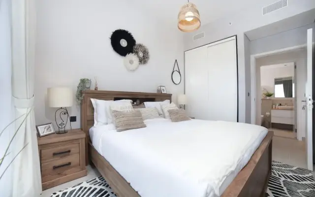 Modern Boho 1BR Sleeps4 Balcony Pool Gym Dxbhills
