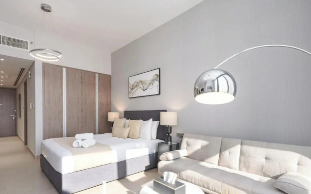 LUX LIV Contemporary Skyline Studio
