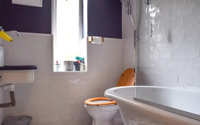 Stylish 1 Bedroom Flat With A Beautiful Garden