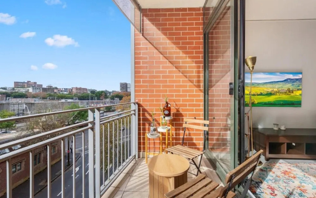 Chic Inner-city 1 Bedroom With Balcony