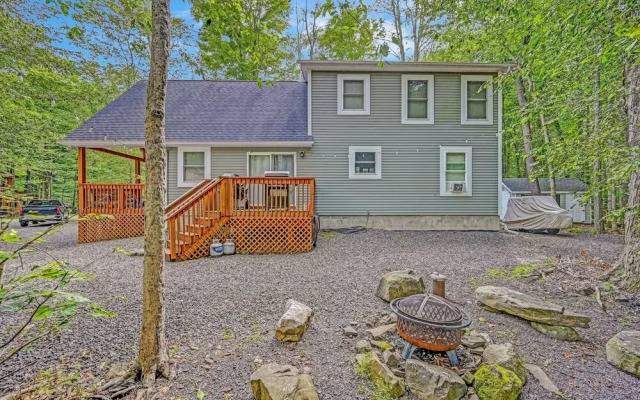 1 Mi to Beach: Pocono Lake Chalet w/ Decks