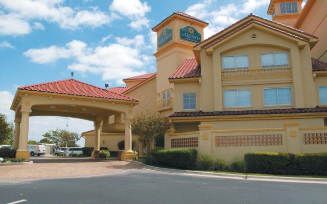 Отель La Quinta Inn & Suites by Wyndham Austin Airport США, Остин - отзывы, цены и фото номеров - забронировать отель La Quinta Inn & Suites by Wyndham Austin Airport онлайн вид на фасад
