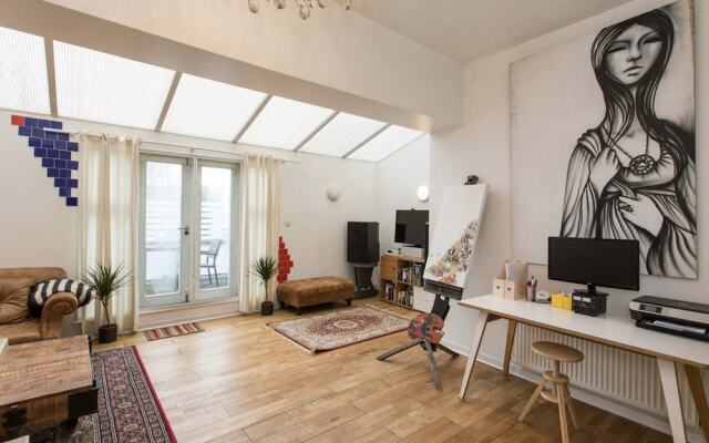 Отель Bright & Spacious 2 Bed w/ Terrace near City Centre комната для гостей