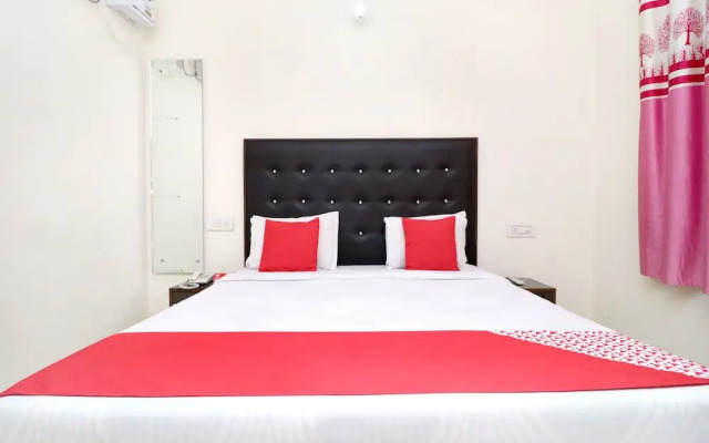 OYO 16694 Hotel Kb Square