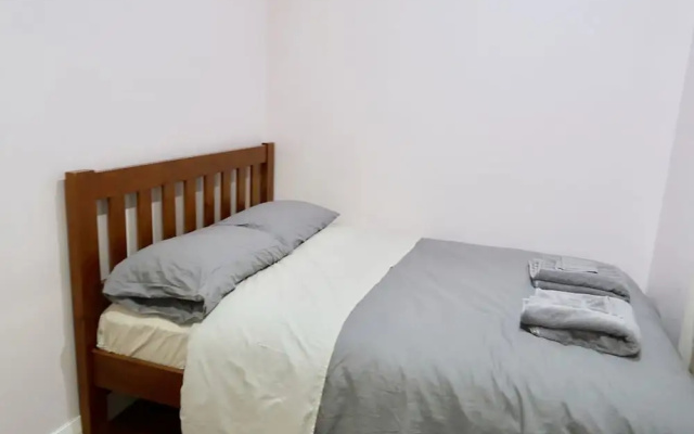 ARent - Serviced House - 8 Renton Road