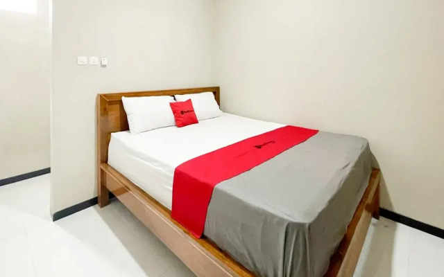 RedDoorz near Alun-Alun Purwokerto 3