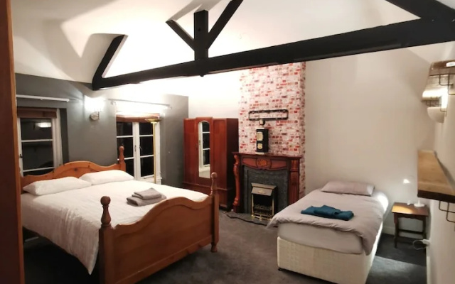 House - Sleeps up to 14 & Parking Available