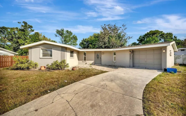 Sleeps 8 Pets Welcome Fenced In Backyard