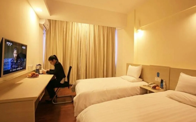 Hanting Express Fuzhou Train Station Square