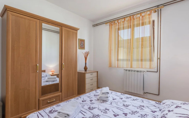 Two Bedrooms Ground Floor Apartment With Private Pool and Garden Near Pula