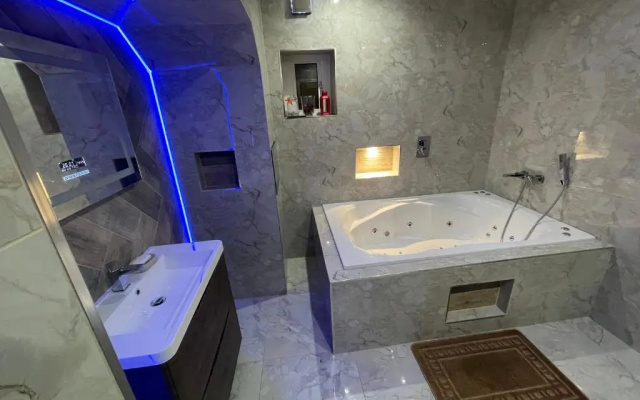 1 Bed Flat - Sleeps 2 - Hot Tub - Parking - Wifi