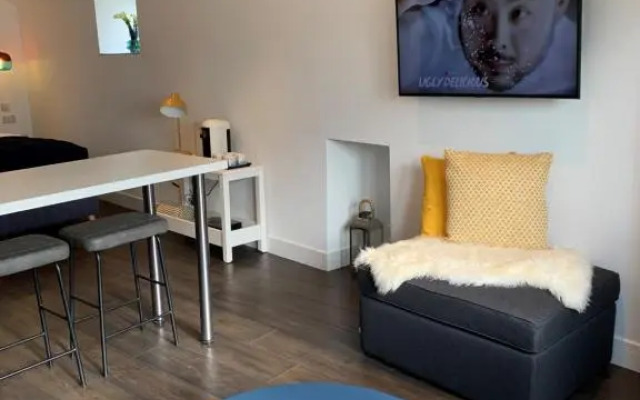 Modern studio apartment with stunning views!