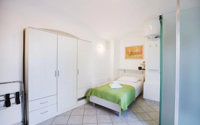 Tiny central studio apartment Tour As