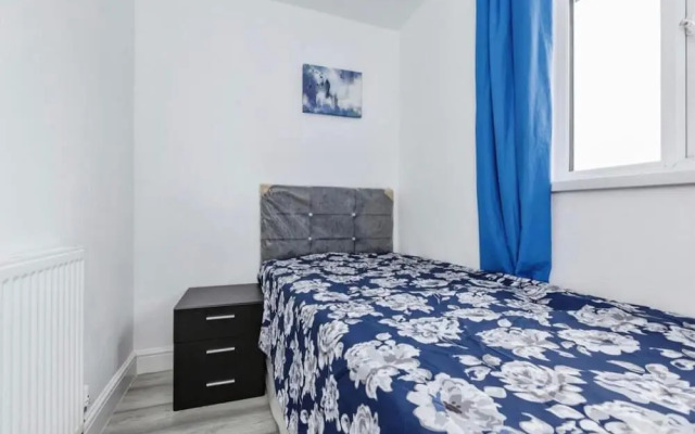 3 Bedroom House- Loughborough-sleeps 5-freeparking