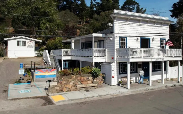 Smiley's Saloon & Hotel