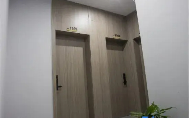 West Bridge Business Hotel (Yuetu Square Guangfeng Middle School)