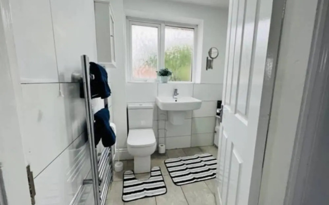 4 Bed House - Sleeps 9 - Garden - Parking - Wifi