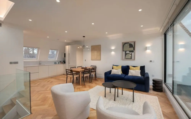 Beautiful Hampstead Home RH9