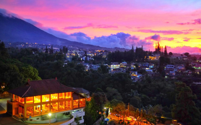 The Grand Hill Bistro Cafe & Resort Hotel