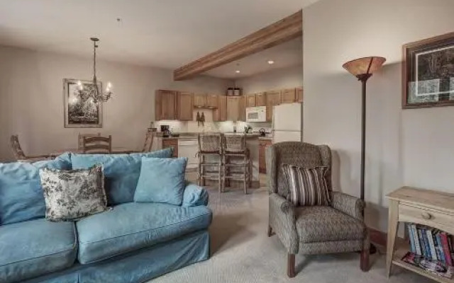 8757 Trappers Crossing Condo