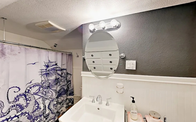 1302 N 49th St Apartment Upper Unit