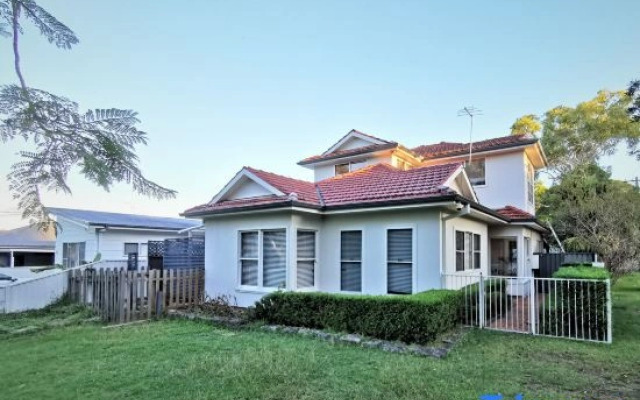 Sydney Meets Miranda, Comfy 4 Bedroom home,7 beds