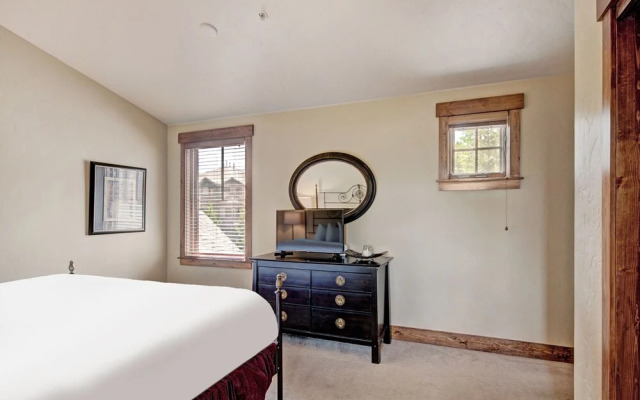 2br 2ba Winter  Walk To Historic Downtown + Gondola 2 Bedroom Townhouse by RedAwning