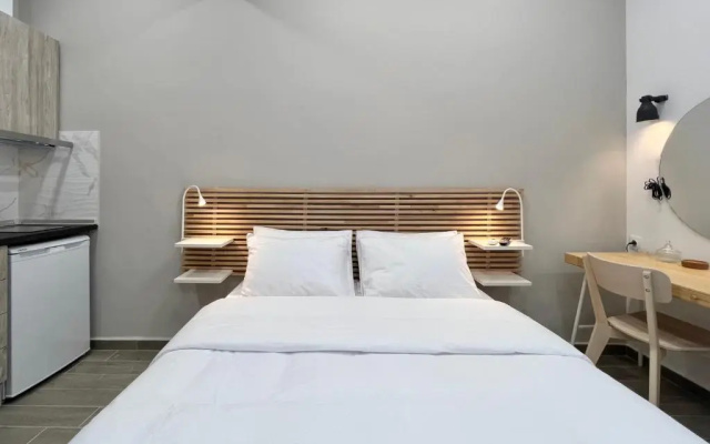 #Aura Studios & Suites F24