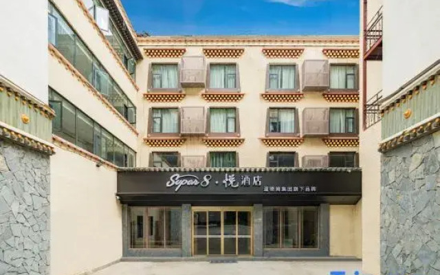 Wyndham's Super 8. Yue Hotel