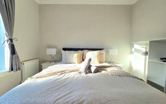 Bright and Cozy Home Near Hampden Park