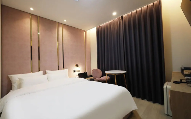 DELAMOUR Hotel