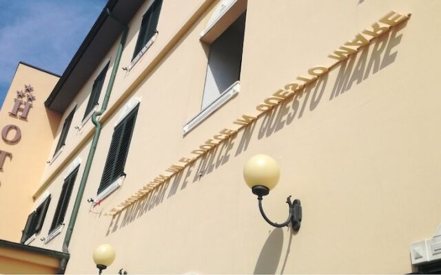 Hotel Il Brigantino Порто Реканати вид на фасад